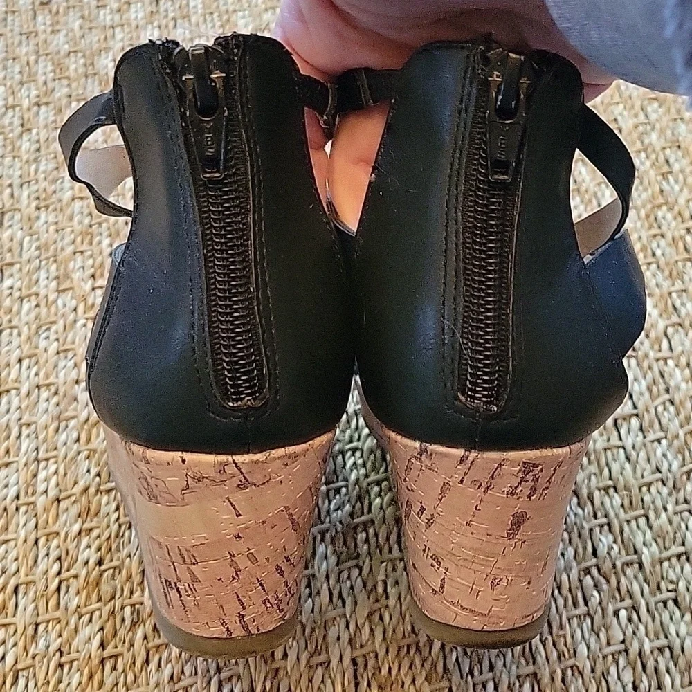 Women's CAT & JACK black & gold wedge sandals. Size is 5.